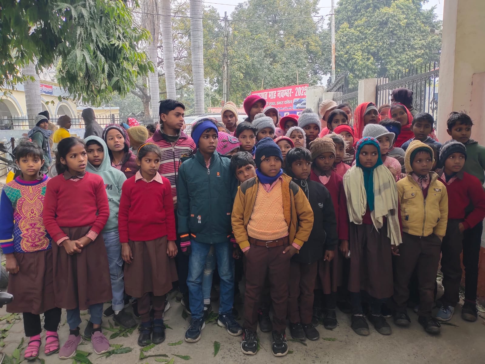 फोटो 14 प्रभारी बीएसए दीपक कुमार को ज्ञापन सौंपते राशैम के पदाधिकारी। स्रोत संगठन