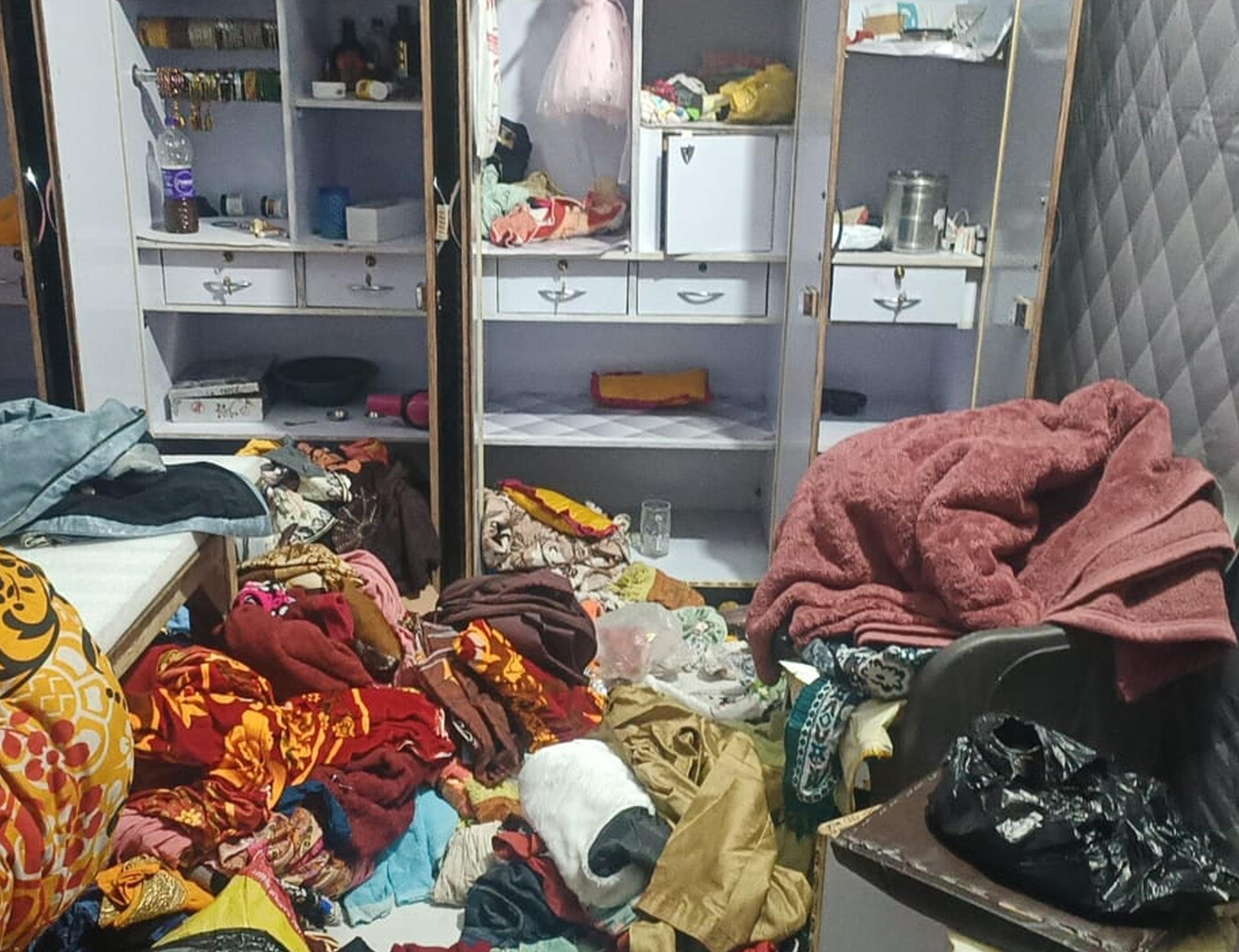 फोटो-15-चोरी के बाद सराफा के घर में पड़ी खुली अलमारी व बिखरा सामान। संवाद