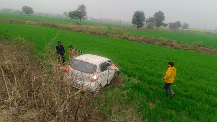 फोटो 15: सोनीपत के राजगढ़ी रेलवे अंडरपास के पास हादसे में क्षतिग्रस्त हुई कार। संवाद फोटो 15: सोनीपत के राजगढ़ी रेलवे अंडरपास के पास हादसे में क्षतिग्रस्त हुई कार। संवाद