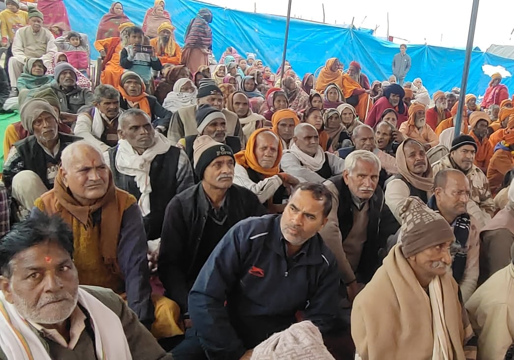 फोटो-32, गंगा में दीपदान करतीं महिलाएं। संवाद फोटो-32, गंगा में दीपदान करतीं महिलाएं। संवाद