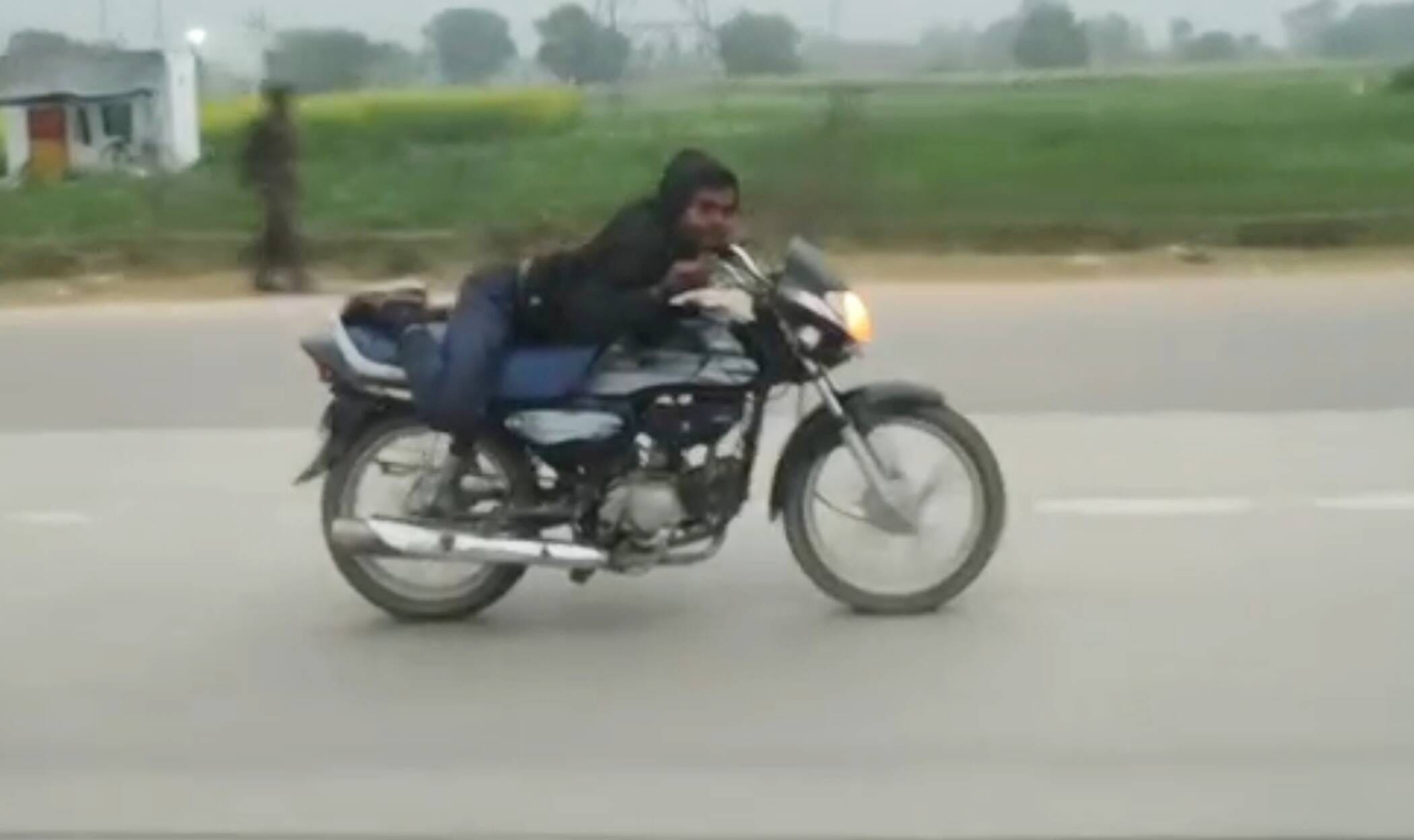फोटो-35-हाईवे में बाइक पर लेटकर स्टंट करता बाइक सवार। स्रोत वीडियो ग्रैब फोटो-35-हाईवे में बाइक पर लेटकर स्टंट करता बाइक सवार। स्रोत वीडियो ग्रैब