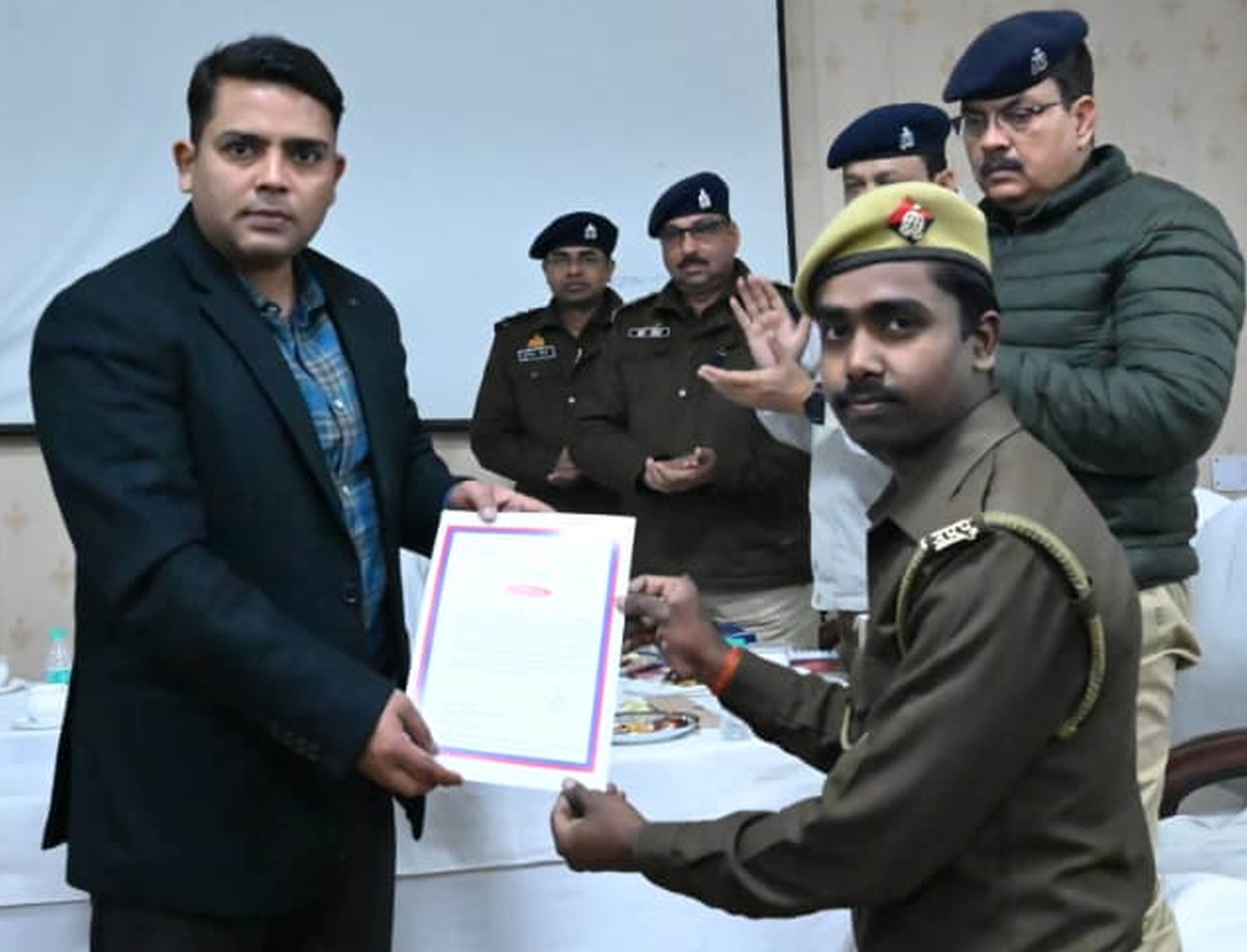 फोटो-36-पुलिस कर्मी को प्रशस्ति पत्र देकर सम्मानित करते एसपी। स्रोत पुलिस
