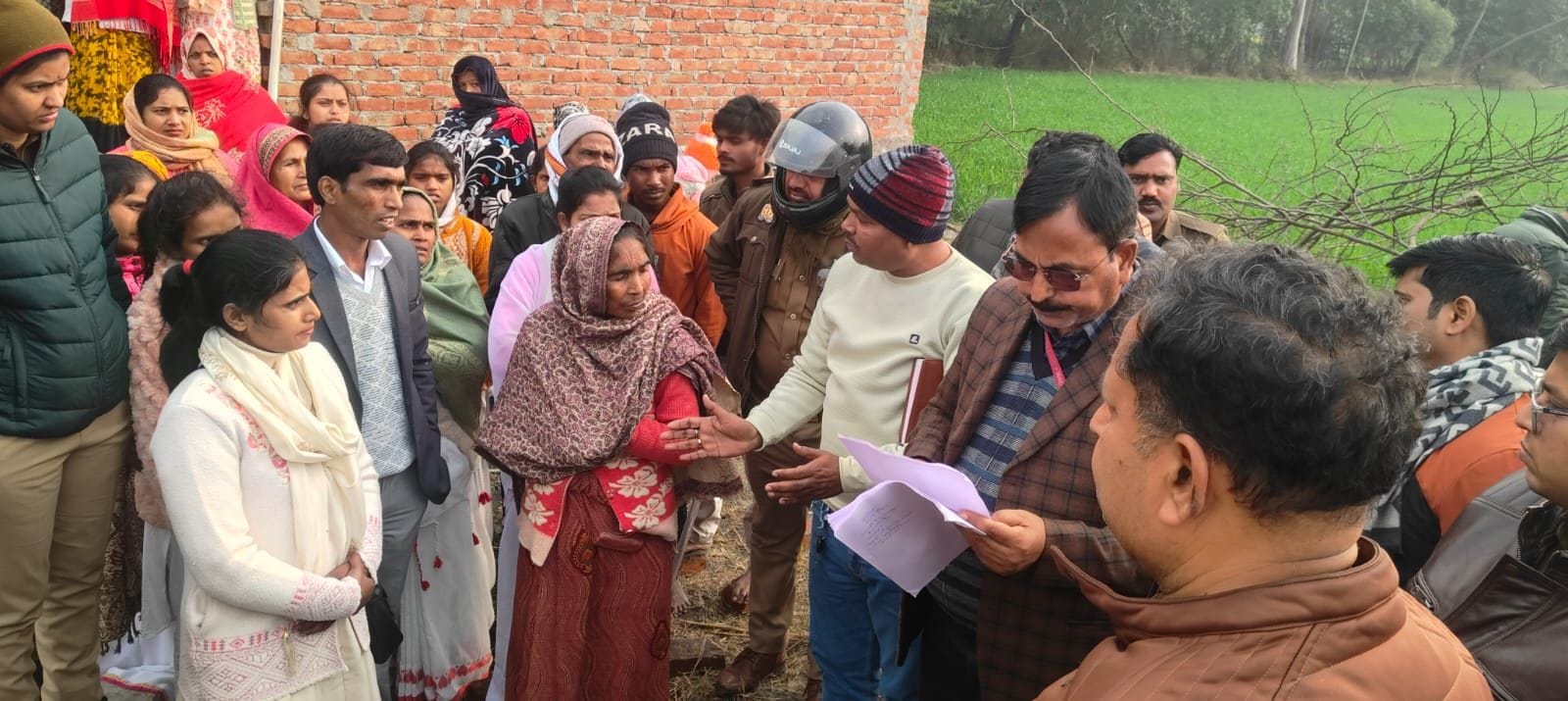 फोटो-38- धर्मांतरण की सूचना पर हंगामा करते बजरंग दल के कार्यकर्ता। संवाद फोटो-38- धर्मांतरण की सूचना पर हंगामा करते बजरंग दल के कार्यकर्ता। संवाद
