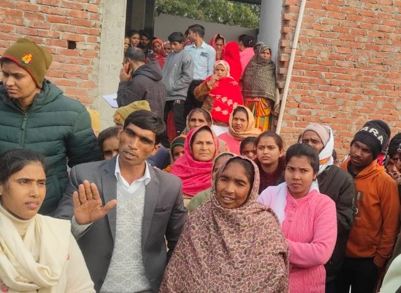 फोटो-38- धर्मांतरण की सूचना पर हंगामा करते बजरंग दल के कार्यकर्ता। संवाद फोटो-38- धर्मांतरण की सूचना पर हंगामा करते बजरंग दल के कार्यकर्ता। संवाद