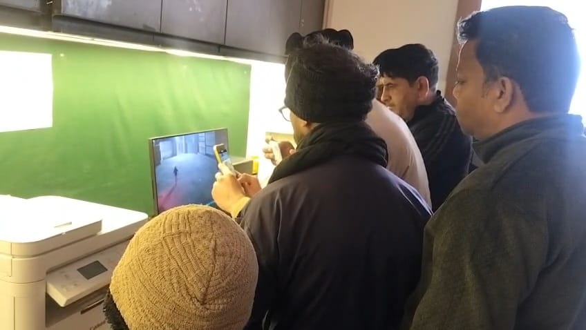 फोटो-65: बहादुरगढ़ के मॉडर्न स्कूल के गेट में धंसी गोली। संवाद फोटो-65: बहादुरगढ़ के मॉडर्न स्कूल के गेट में धंसी गोली। संवाद
