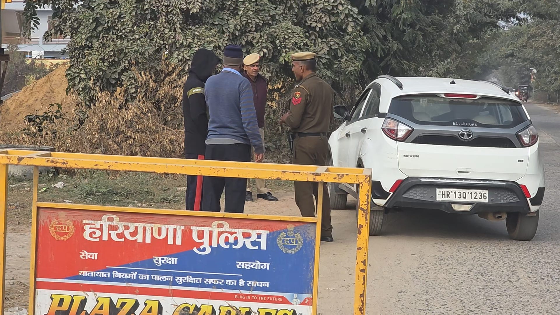 फोटो-65: बहादुरगढ़ के मॉडर्न स्कूल के गेट में धंसी गोली। संवाद फोटो-65: बहादुरगढ़ के मॉडर्न स्कूल के गेट में धंसी गोली। संवाद