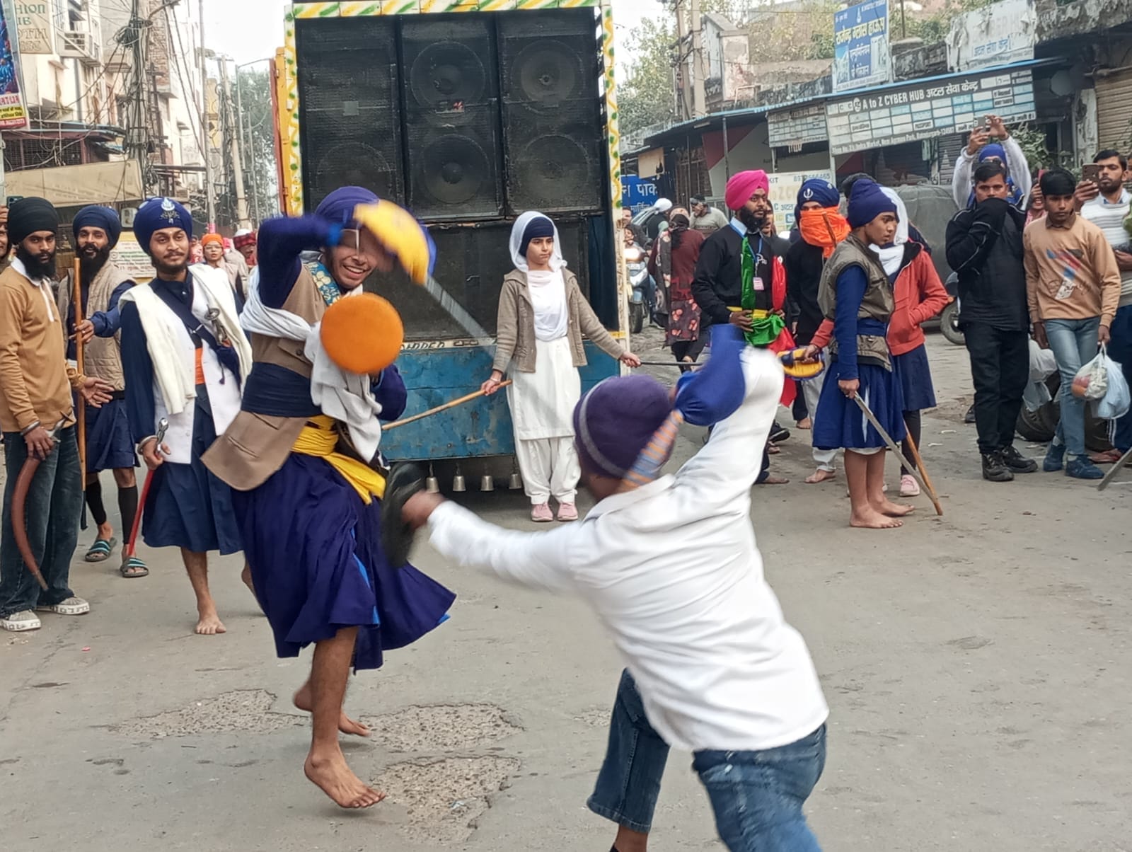 फोटो-81: बहादुरगढ़ में निकाले गए नगर कीर्तन की अगुवाई में फूल वर्षा करती साध-संगत। संवाद फोटो-81: बहादुरगढ़ में निकाले गए नगर कीर्तन की अगुवाई में फूल वर्षा करती साध-संगत। संवाद