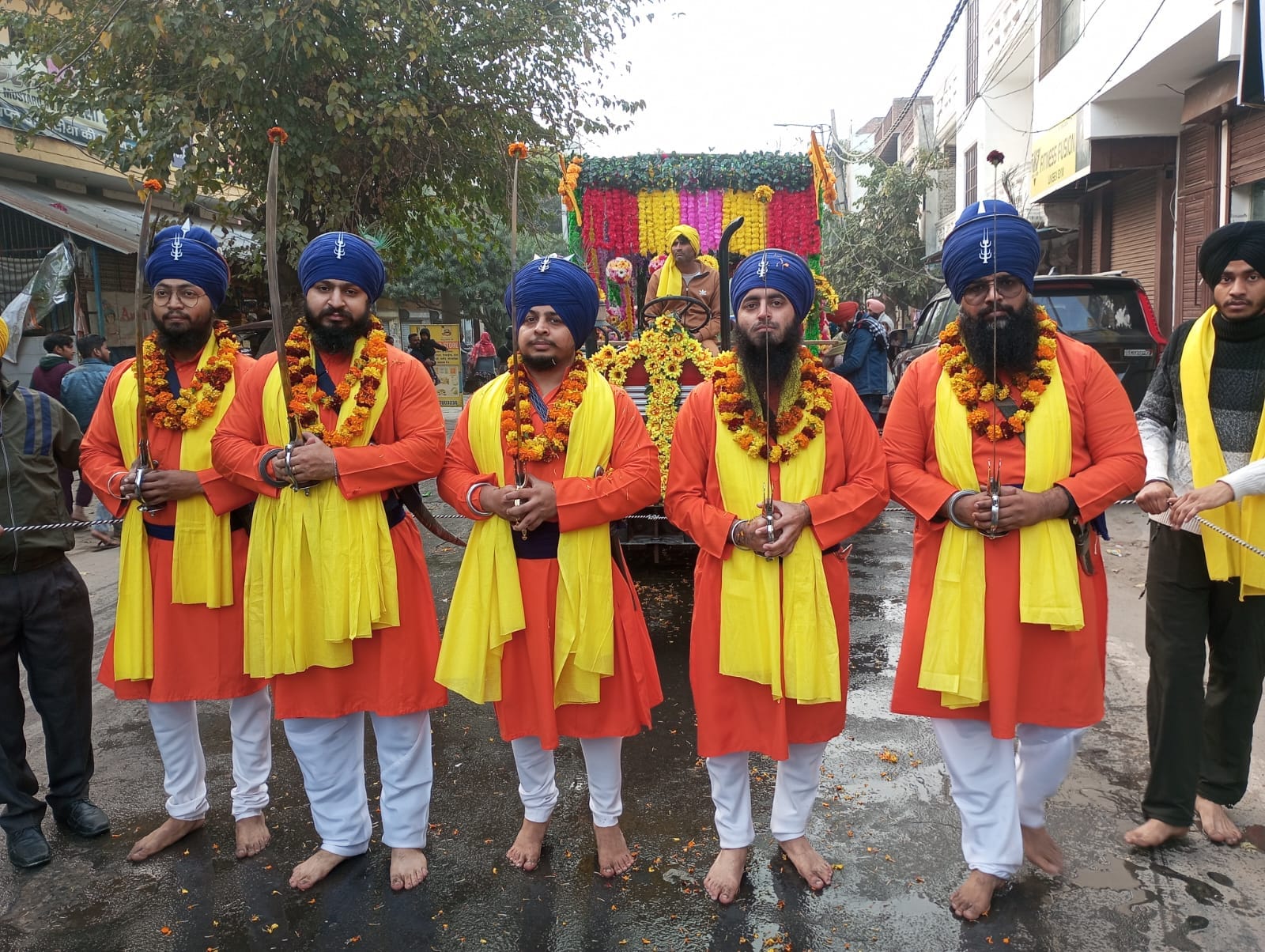 फोटो-81: बहादुरगढ़ में निकाले गए नगर कीर्तन की अगुवाई में फूल वर्षा करती साध-संगत। संवाद फोटो-81: बहादुरगढ़ में निकाले गए नगर कीर्तन की अगुवाई में फूल वर्षा करती साध-संगत। संवाद