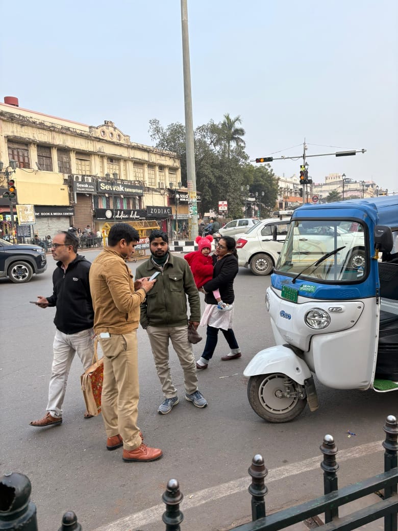 हजरतगंज थाना परिसर में सीज गाड़ियां और रास्ते में चालान करती पुलिस टीम। हजरतगंज थाना परिसर में सीज गाड़ियां और रास्ते में चालान करती पुलिस टीम।