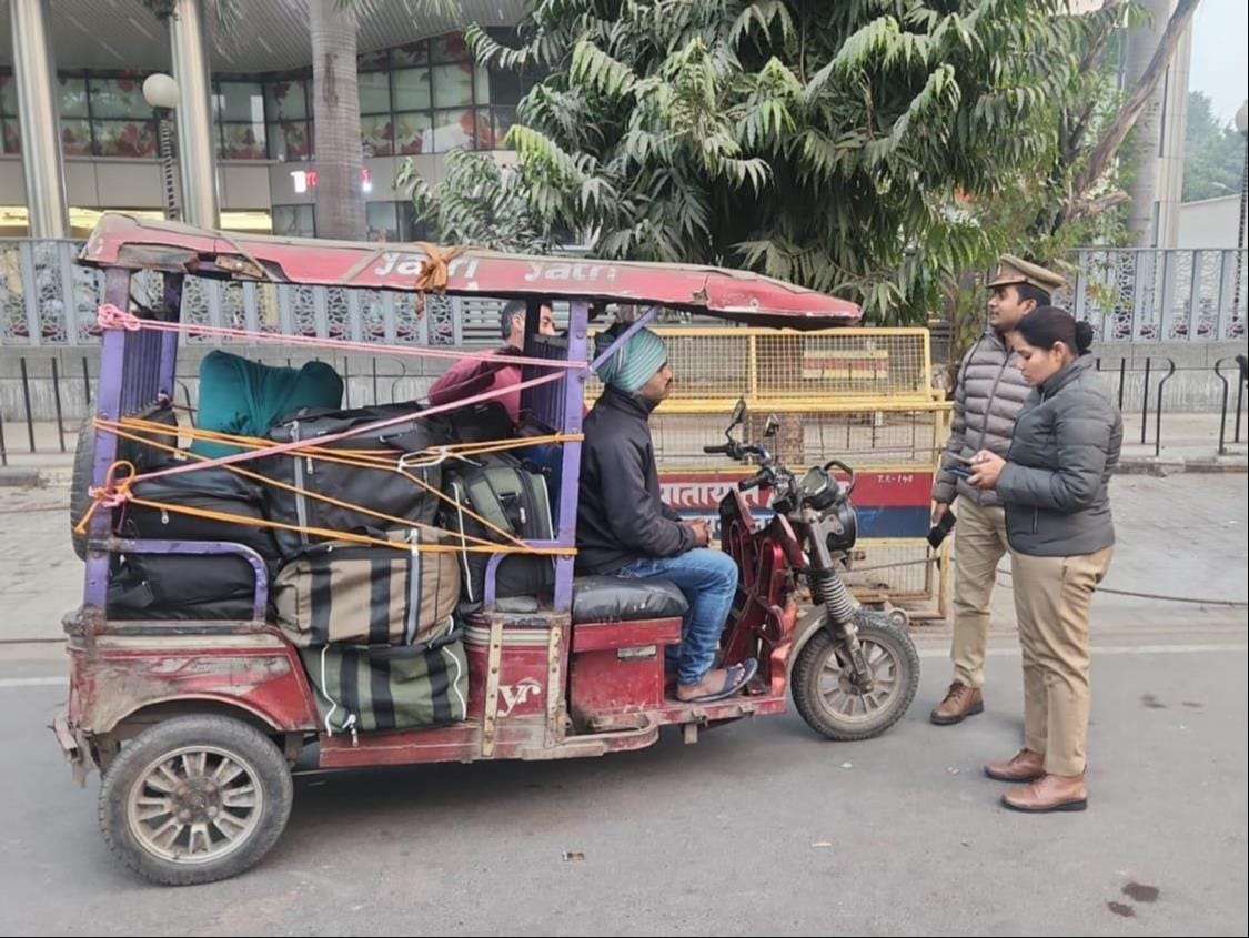 हजरतगंज थाना परिसर में सीज गाड़ियां और रास्ते में चालान करती पुलिस टीम। हजरतगंज थाना परिसर में सीज गाड़ियां और रास्ते में चालान करती पुलिस टीम।