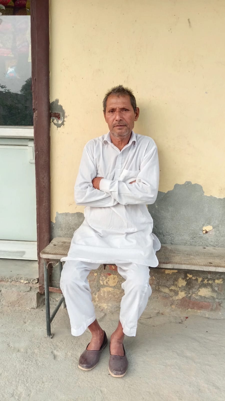 कैमरी में घर में तोड़फोड़ में क्षतिग्रस्त स्कूटी। कैमरी में घर में तोड़फोड़ में क्षतिग्रस्त स्कूटी।