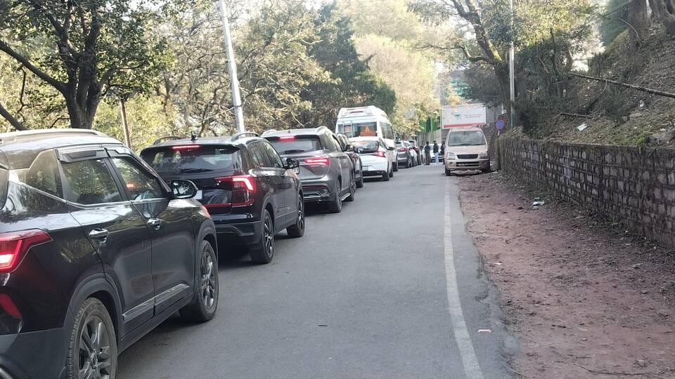 कसौली की एतिहासिक मार्केट में पर्यटकों की भीड़। संवाद