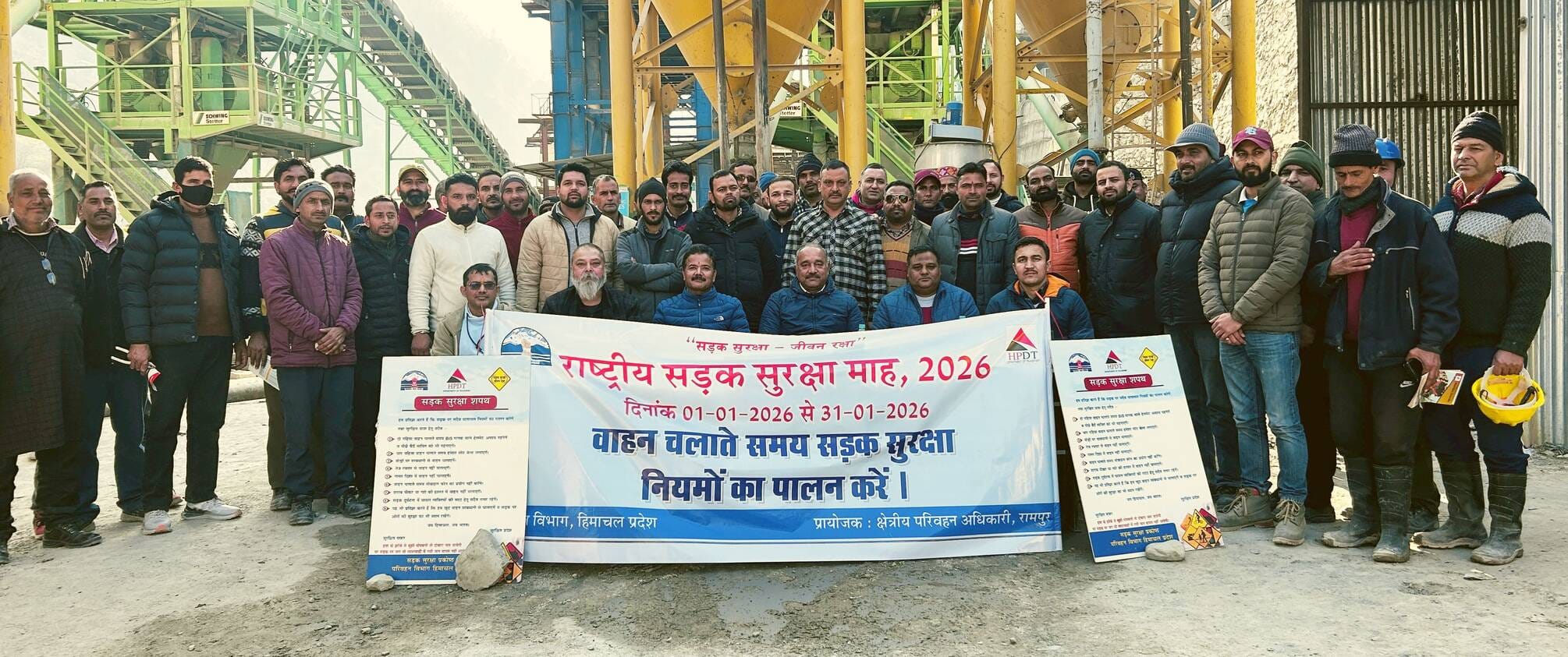 लूहरी परियोजना में सड़क सुरक्षा की शपथ लेते परियोजना में कार्यरत चालक। संवाद