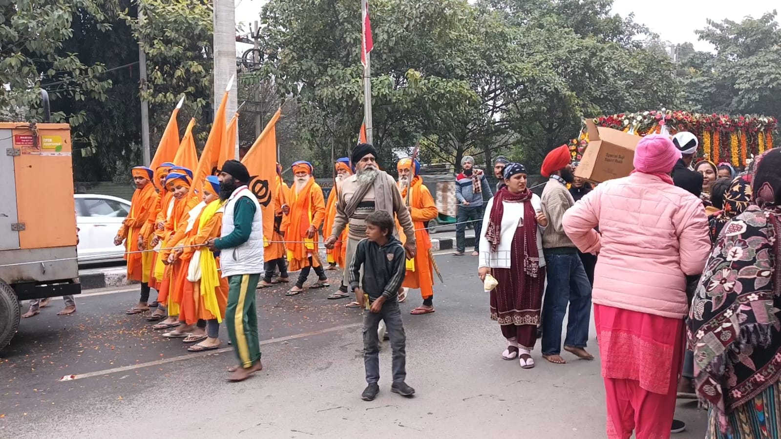 नगर कीर्तन में मौजूद श्रद्धालु नगर कीर्तन में मौजूद श्रद्धालु
