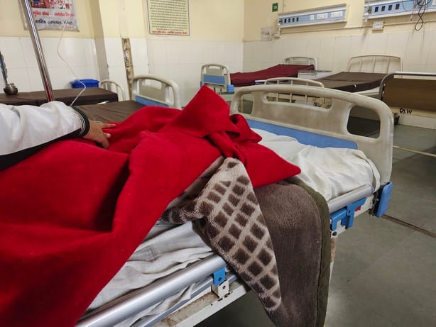 नागरिक अस्पताल के वार्ड में भर्ती मरीज। संवाद नागरिक अस्पताल के वार्ड में भर्ती मरीज। संवाद