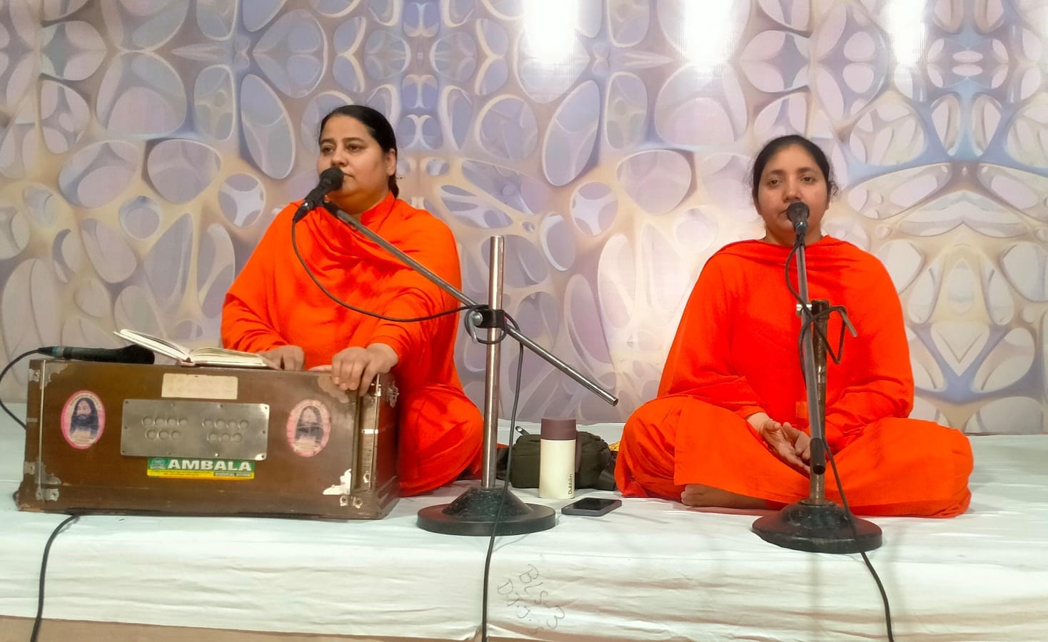 नारायणगढ़ के दिव्य ज्योति जाग्रति संस्थान के आश्रम में प्रवचन सुनती संगत। प्रवक्ता
