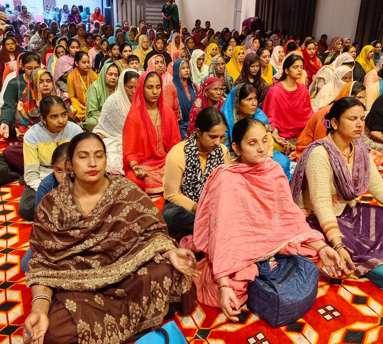 नारायणगढ़ के दिव्य ज्योति जाग्रति संस्थान के आश्रम में प्रवचन सुनती संगत। प्रवक्ता