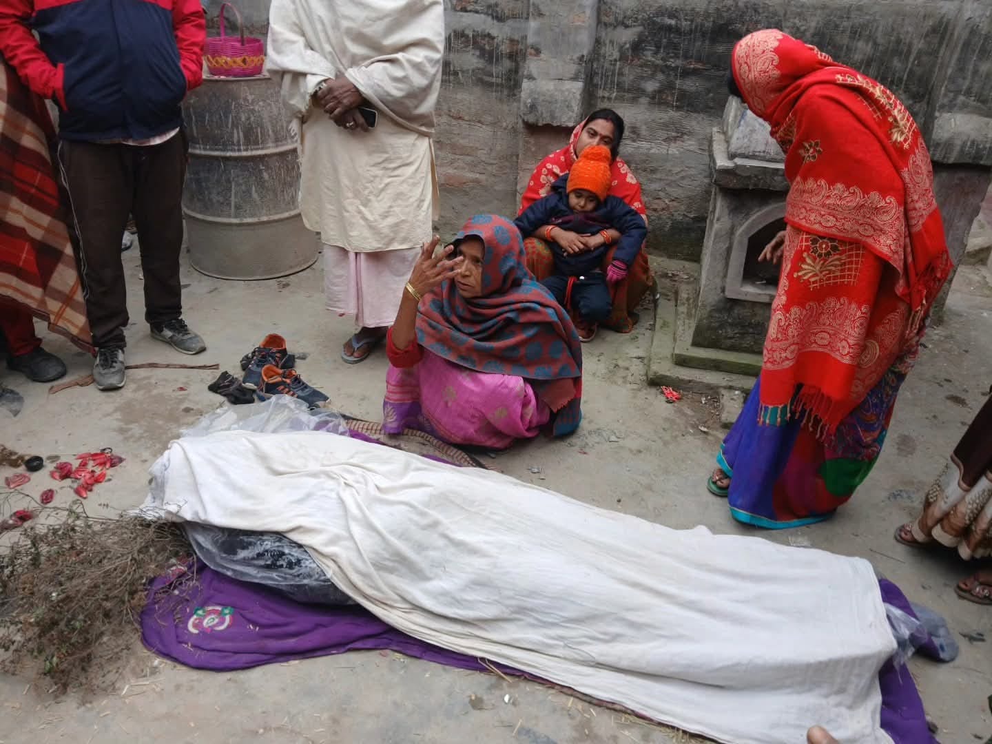 परिजनों को सांत्वना देते फारबिसगंज विधायक व मृत का शव पर पर रोते परिजन