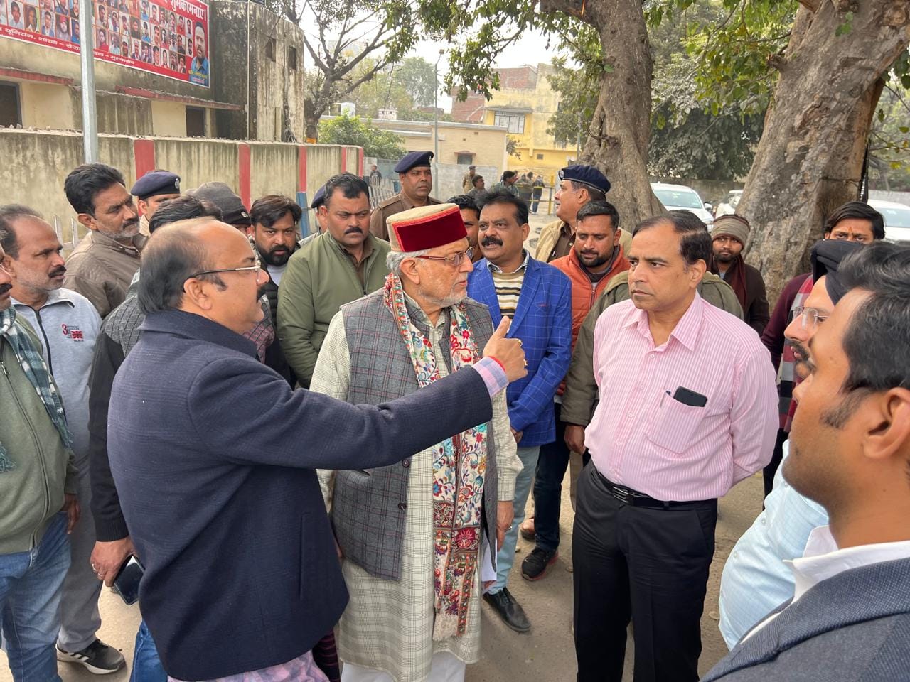 रोजा में बंद कराए अवैध रास्ते को देखने जाते डीआरएम राजकुमार सिंह। स्रोत: जागरूक पाठक
