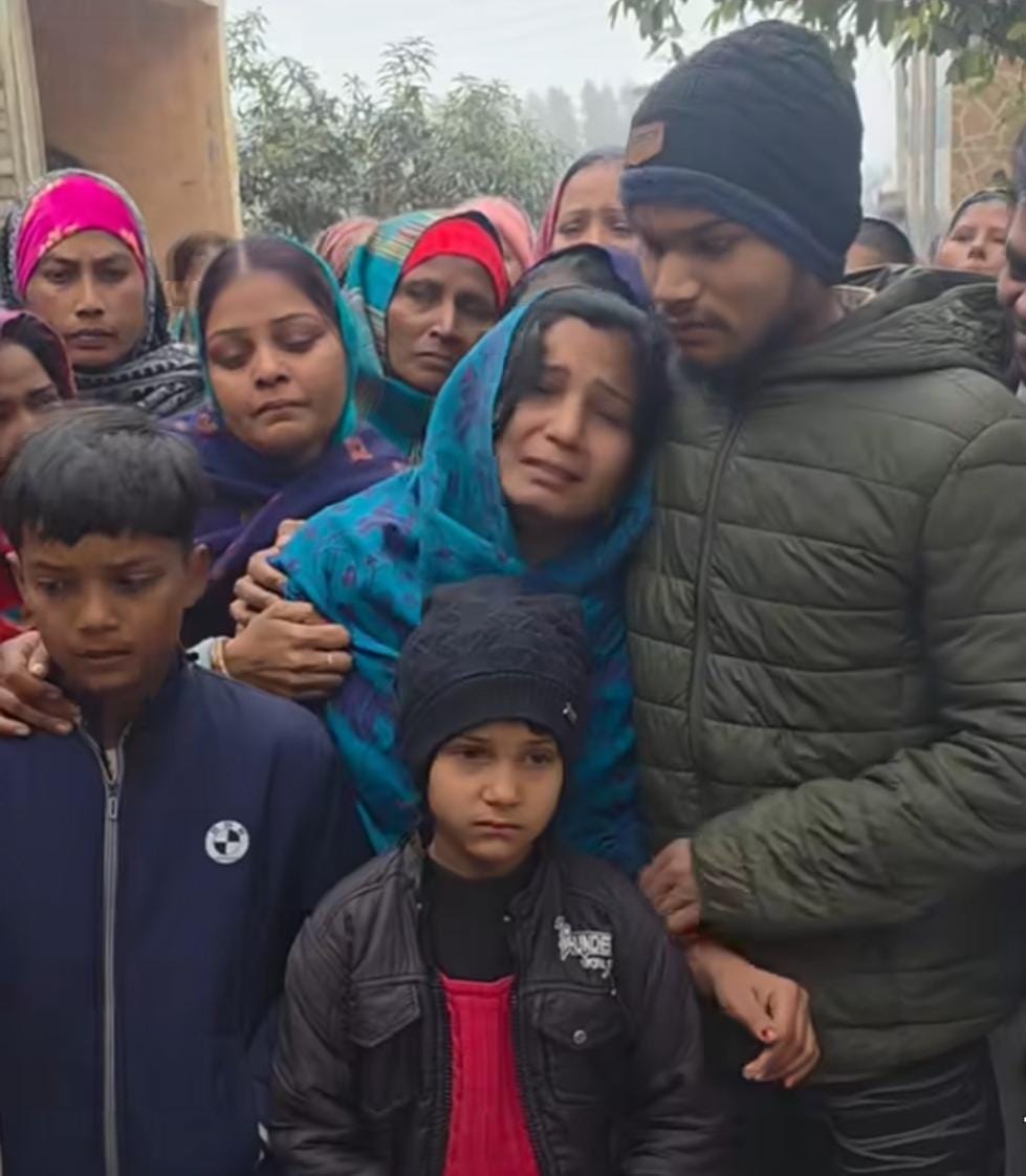 राजेश की हत्या के बाद विलाप करते परिवार के लोग। संवाद 