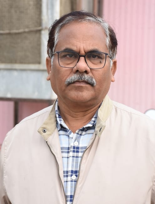 सीडीआरआई के पास बनी ग्रीन बेल्ट में जल रहा कूड़ा। सीडीआरआई के पास बनी ग्रीन बेल्ट में जल रहा कूड़ा।