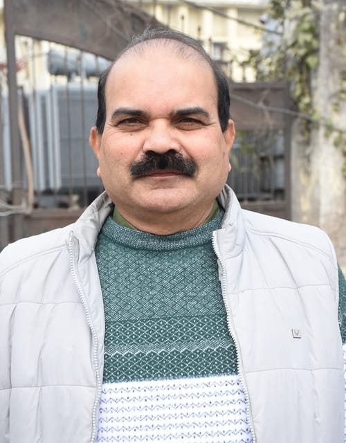 सीडीआरआई के पास बनी ग्रीन बेल्ट में जल रहा कूड़ा। सीडीआरआई के पास बनी ग्रीन बेल्ट में जल रहा कूड़ा।
