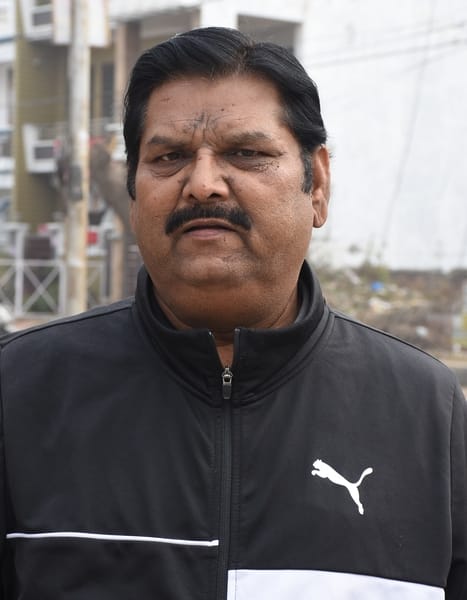 सीडीआरआई के पास बनी ग्रीन बेल्ट में जल रहा कूड़ा। सीडीआरआई के पास बनी ग्रीन बेल्ट में जल रहा कूड़ा।