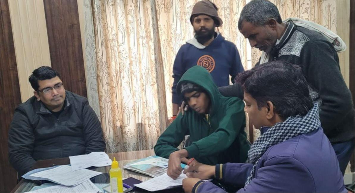 सीएमओ कार्यालय के बाहर जमीन पर खिसकते हुए बाहर आती दिव्यांग महिला। संवाद सीएमओ कार्यालय के बाहर जमीन पर खिसकते हुए बाहर आती दिव्यांग महिला। संवाद