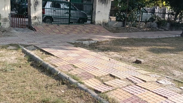  सेक्टर 4 के ग्रीन बेल्ट पार्क में टूटा पड़ा कूड़ादान। संवाद
