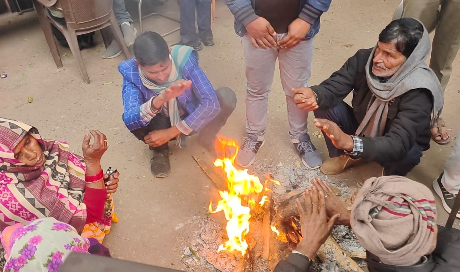 सदर चौराहे पर ठंड से बचने को कुछ इस तरह ओढ़ लपेटकर जाते लोग। संवाद सदर चौराहे पर ठंड से बचने को कुछ इस तरह ओढ़ लपेटकर जाते लोग। संवाद