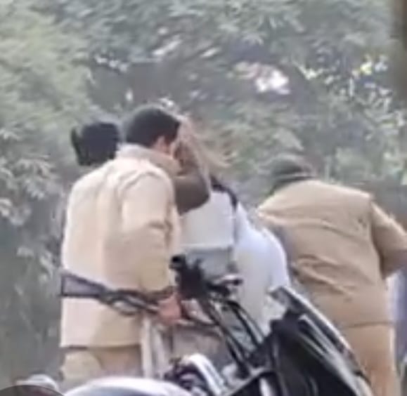 शामली में युवक से मारपीट करते पुलिसकर्मी। स्रोत वीडियोग्रेब शामली में युवक से मारपीट करते पुलिसकर्मी। स्रोत वीडियोग्रेब