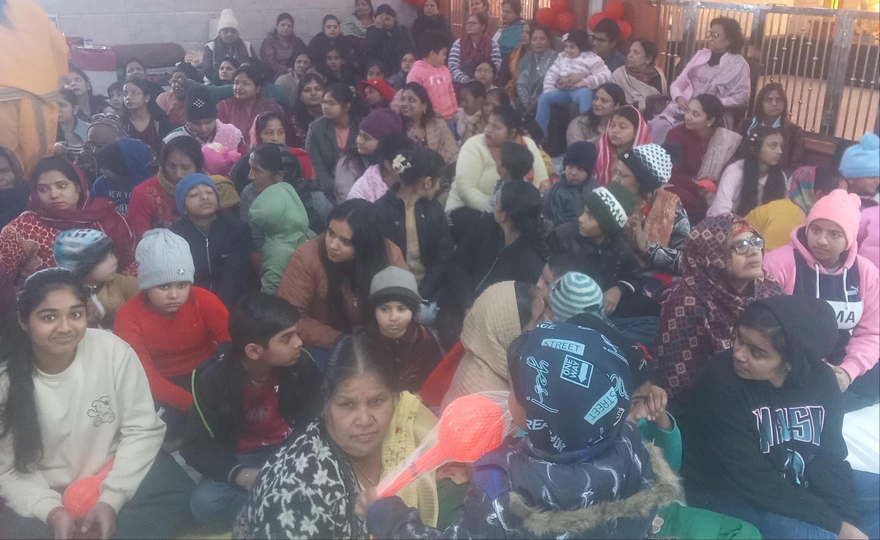 शामली सुभाष चौक पर मां शाकुंभरी जन्मोत्सव पर भंडारे में प्रसाद का वितरण करते श्रद्धालु । संवाद