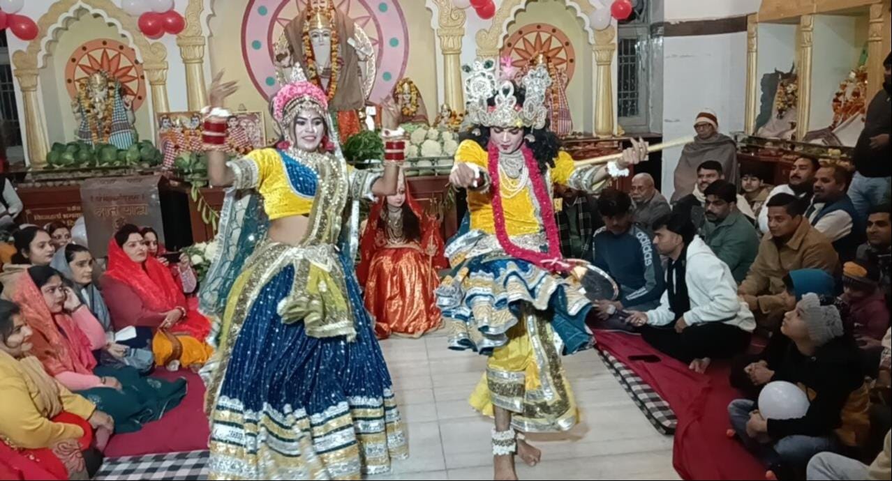 शामली सुभाष चौक पर मां शाकुंभरी जन्मोत्सव पर भंडारे में प्रसाद का वितरण करते श्रद्धालु । संवाद