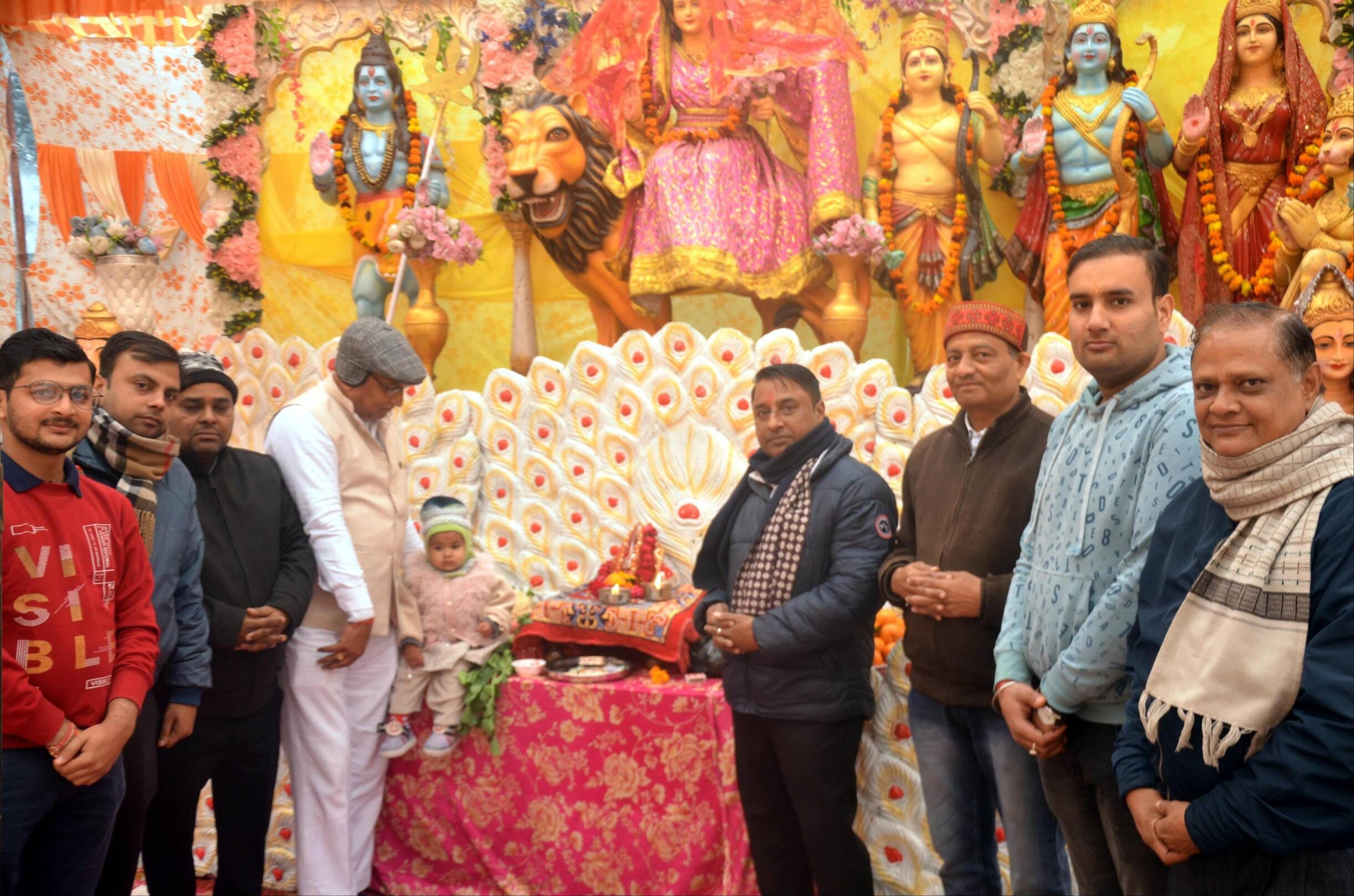शामली सुभाष चौक पर मां शाकुंभरी जन्मोत्सव पर भंडारे में प्रसाद का वितरण करते श्रद्धालु । संवाद
