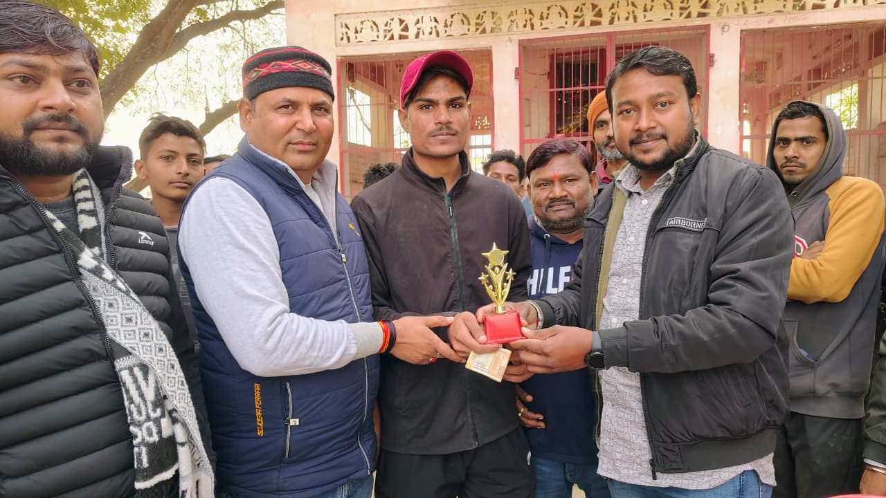 शिवम को मैन ऑफ द मैच का सम्मान देते पूरन सिंह व अन्य। स्रोत- आयोजक शिवम को मैन ऑफ द मैच का सम्मान देते पूरन सिंह व अन्य। स्रोत- आयोजक