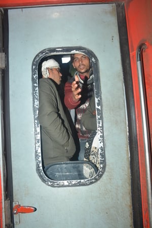 ट्रेनों में भीड़। ट्रेनों में भीड़।