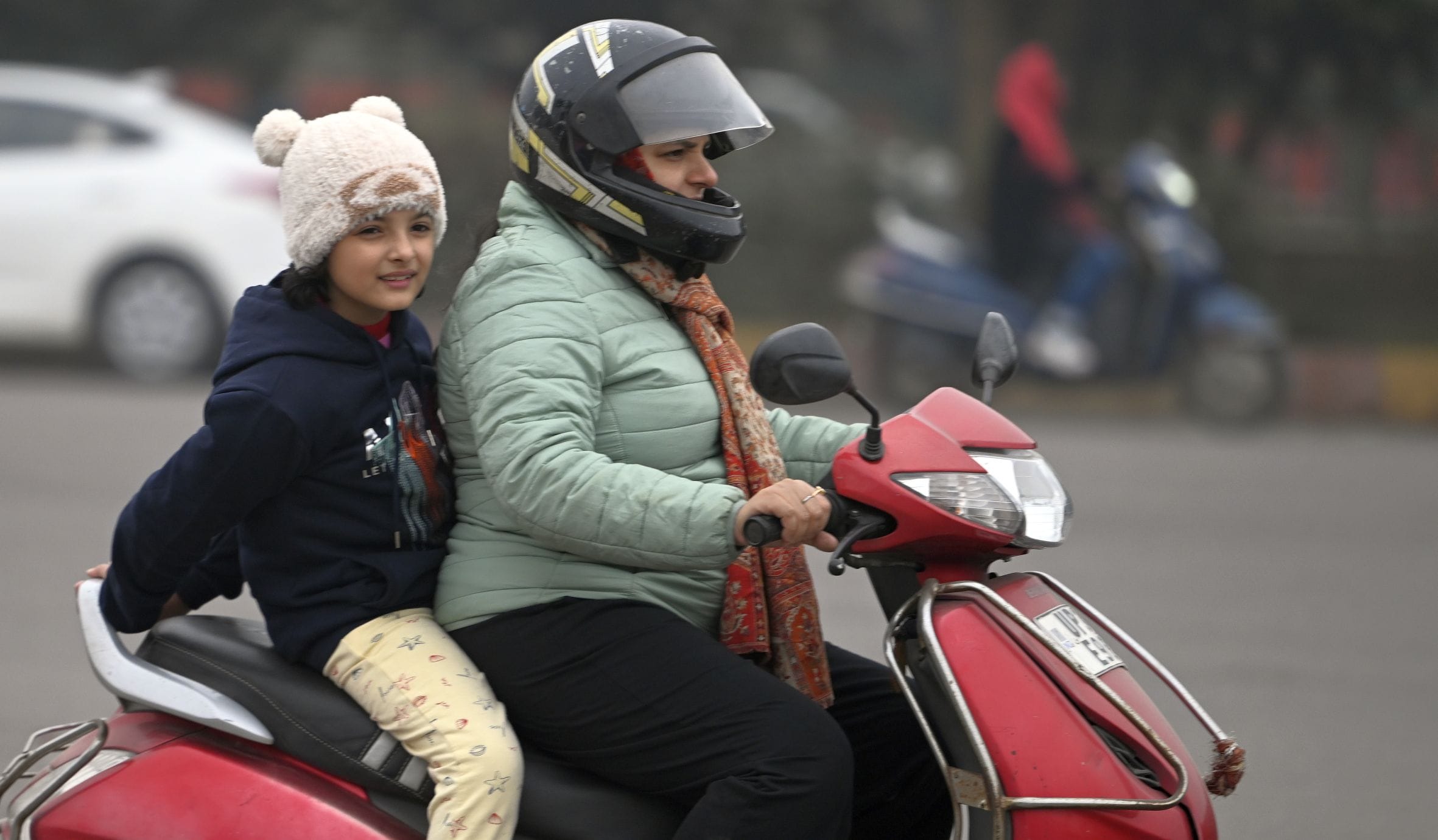 ठंड के चलते रविवार को लखनऊ में कुछ ऐसा दिखा नजारा। ठंड के चलते रविवार को लखनऊ में कुछ ऐसा दिखा नजारा।