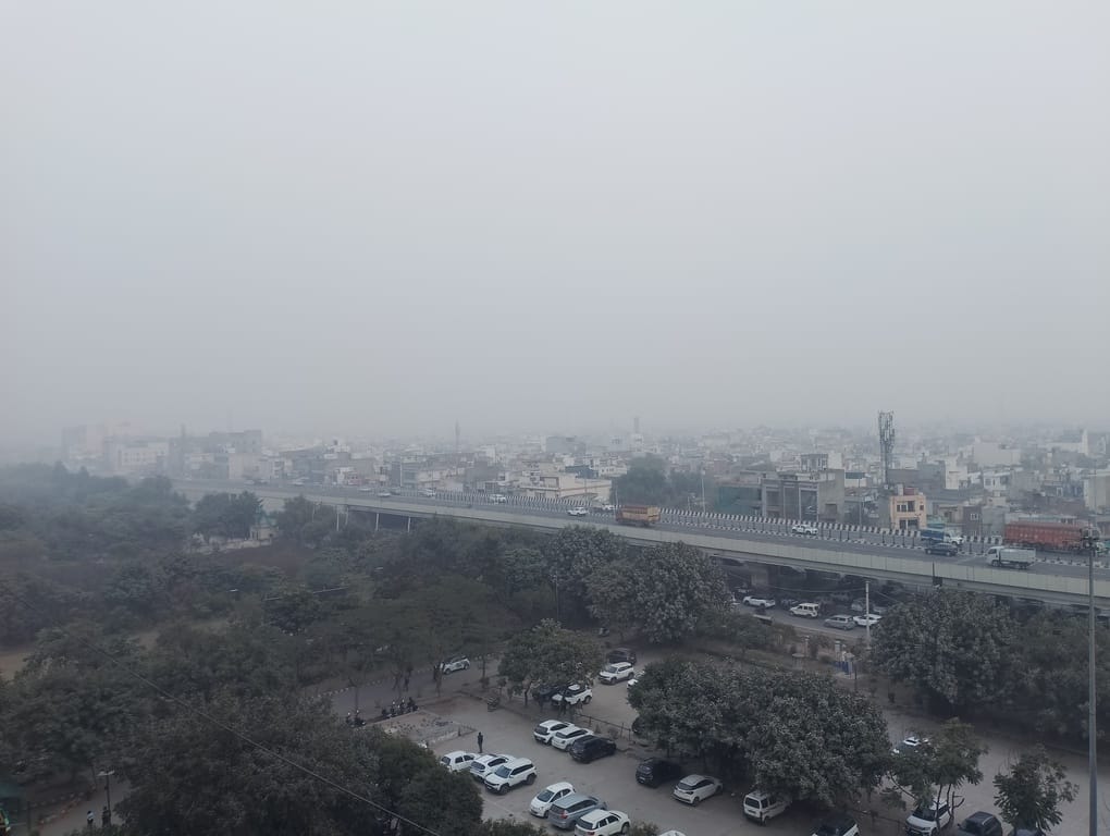 दिनभर आसमान में छाई रही धुंध। संवाद दिनभर आसमान में छाई रही धुंध। संवाद