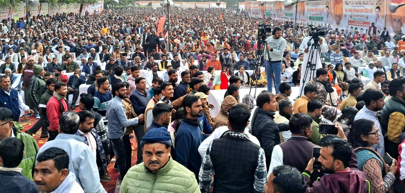 उझानी में पूर्व मुख्यमंत्री की जयंती पर अतिथियों का स्वागत करते अनुयायी। संवाद उझानी में पूर्व मुख्यमंत्री की जयंती पर अतिथियों का स्वागत करते अनुयायी। संवाद