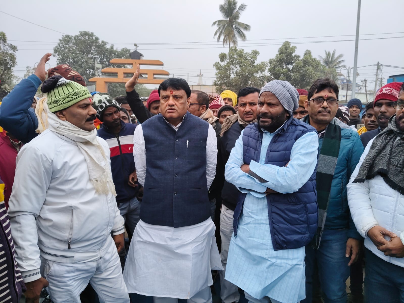 विधायक कर्मियों से बातचीत करते हुए