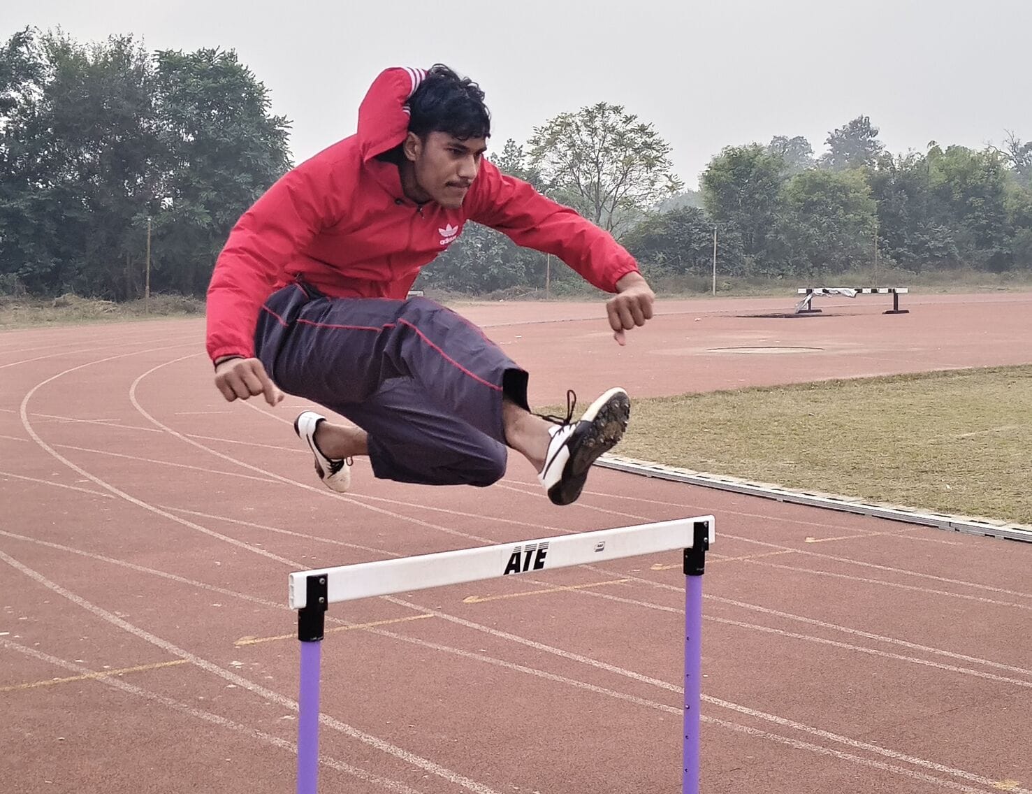 06-प्रदेश स्तरीय समन्वय सबजूनियर बालक एथलेटिक्स प्रतियोगिता में हर्डल रेस में मौजूद प्रतिभागी 