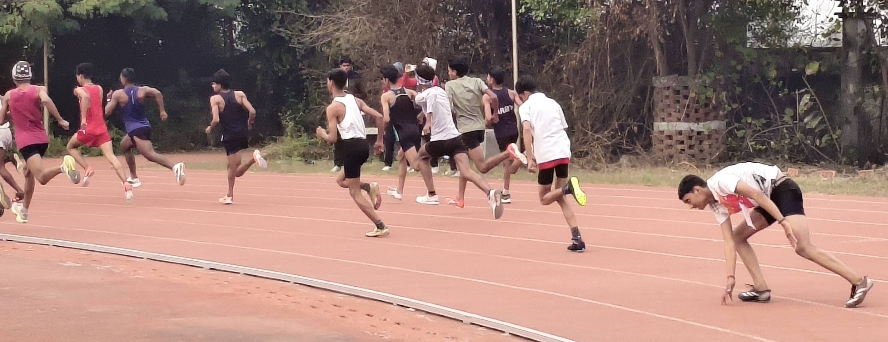 06-प्रदेश स्तरीय समन्वय सबजूनियर बालक एथलेटिक्स प्रतियोगिता में हर्डल रेस में मौजूद प्रतिभागी 