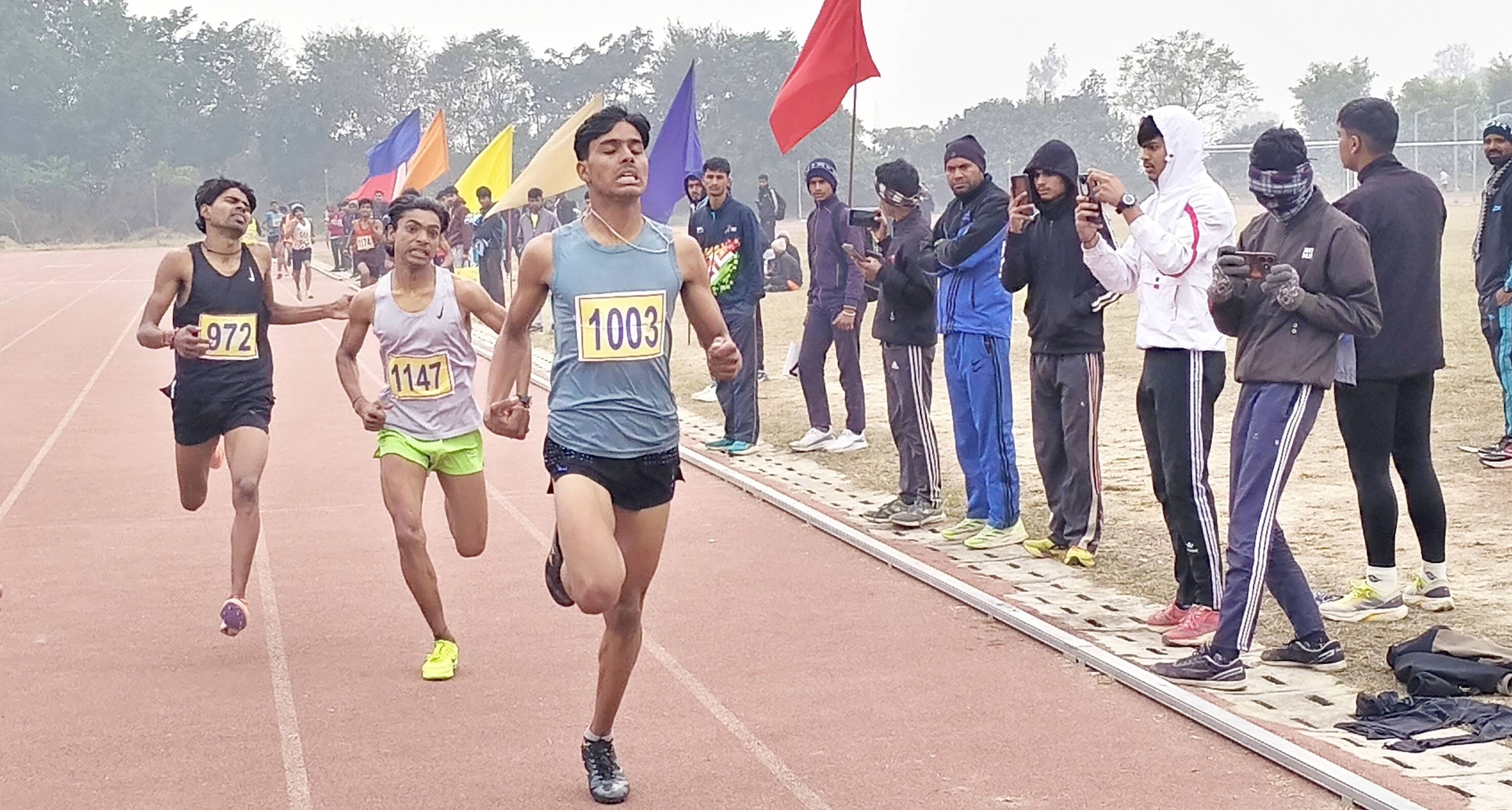 06-प्रदेश स्तरीय समन्वय सबजूनियर बालक एथलेटिक्स प्रतियोगिता में हर्डल रेस में मौजूद प्रतिभागी 