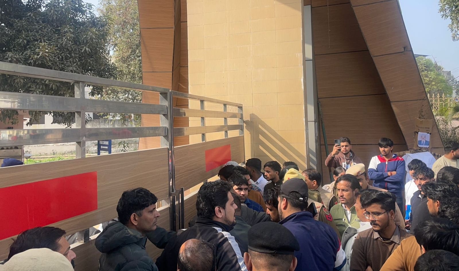 15...अपनी मांगों को लेकर एमडीयू के गेट नंबर 2 के सामने एमडीयू प्रशासन का पुतला फूंकते संयुक्त छ