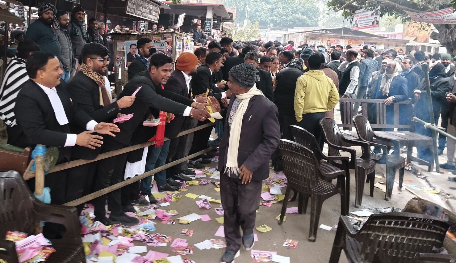 28-कचहरी में बार एसोसिएशन चुनाव के लिए मतदान करते अधिवक्तागण।-संवाद 28-कचहरी में बार एसोसिएशन चुनाव के लिए मतदान करते अधिवक्तागण।-संवाद
