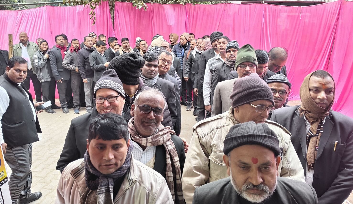 28-कचहरी में बार एसोसिएशन चुनाव के लिए मतदान करते अधिवक्तागण।-संवाद 28-कचहरी में बार एसोसिएशन चुनाव के लिए मतदान करते अधिवक्तागण।-संवाद