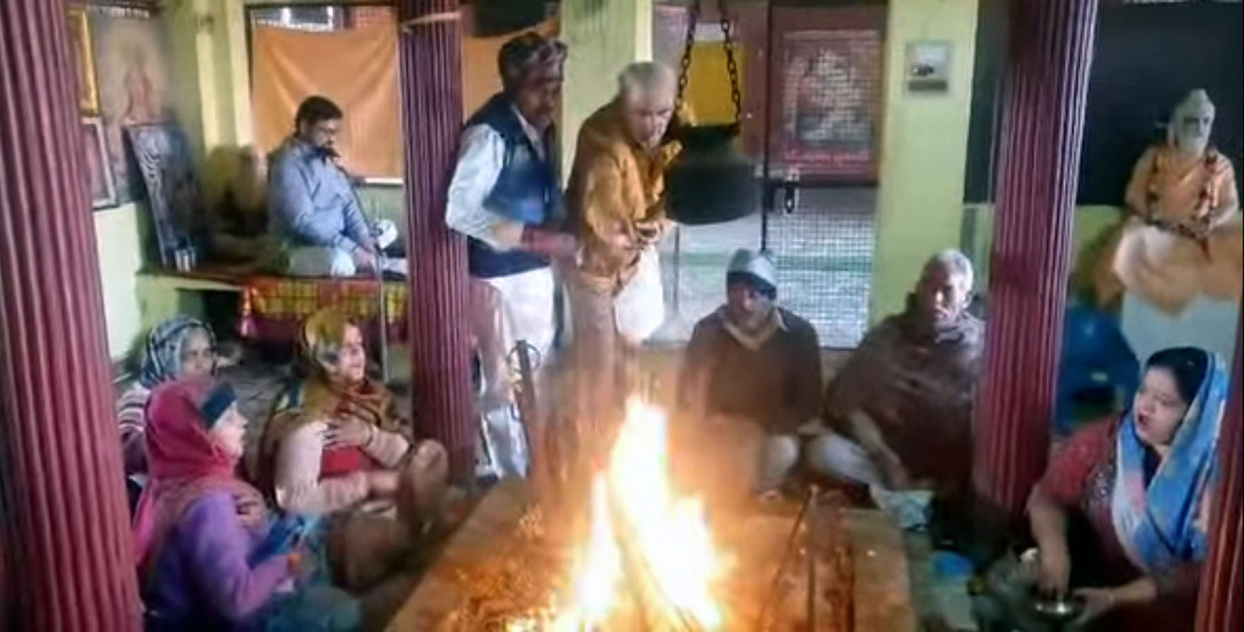 5केएलटी1: श्री कपिल मुनि मंदिर में चल रहे यज्ञ में आहुति डालते श्रद्धालु 5केएलटी1: श्री कपिल मुनि मंदिर में चल रहे यज्ञ में आहुति डालते श्रद्धालु