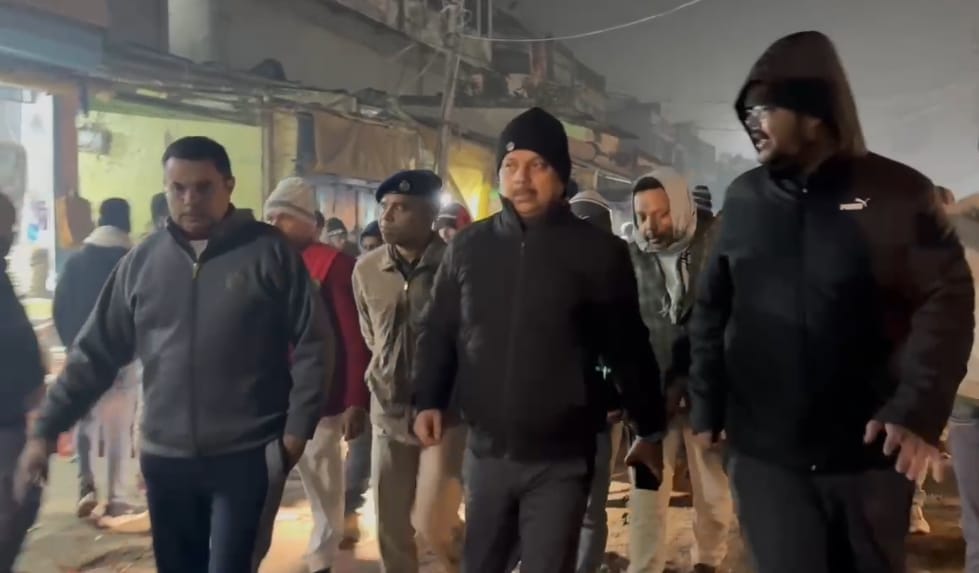 आरओबी निर्माण कार्य का जायजा लेते डीएम