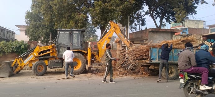अवैध अतिक्रमण हटवाती नगर पंचायत की टीम स्रोत विभाग अवैध अतिक्रमण हटवाती नगर पंचायत की टीम स्रोत विभाग