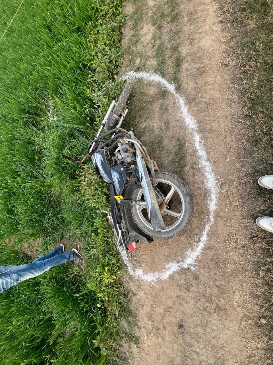 भिखीविंड में इनकाउंटर वाले क्षेत्र का जायजा लेते डीआइजी स्नेहदीप शर्मा, एसएसपी सुरेंद्र लांबा। भिखीविंड में इनकाउंटर वाले क्षेत्र का जायजा लेते डीआइजी स्नेहदीप शर्मा, एसएसपी सुरेंद्र लांबा।